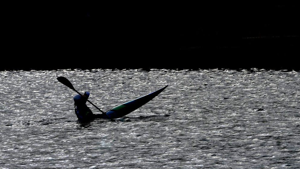 Une silhouette d’un kayakiste en action (image d’illustration).