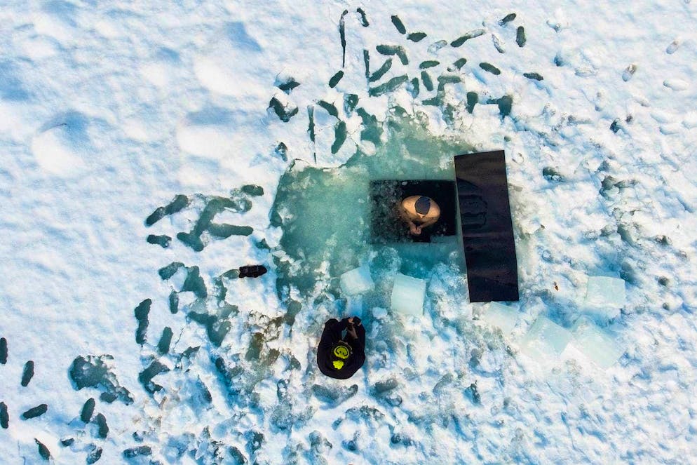 The water for ice bathing is between 0 and 15 degrees.