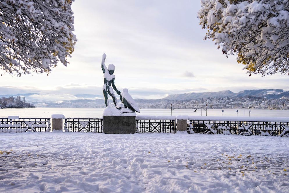 De la neige recouvre la rive du lac de Zurich, près de la sculpture « Ganymède » de Hermann Hubacher, le vendredi 22 novembre 2024, à Zurich.
