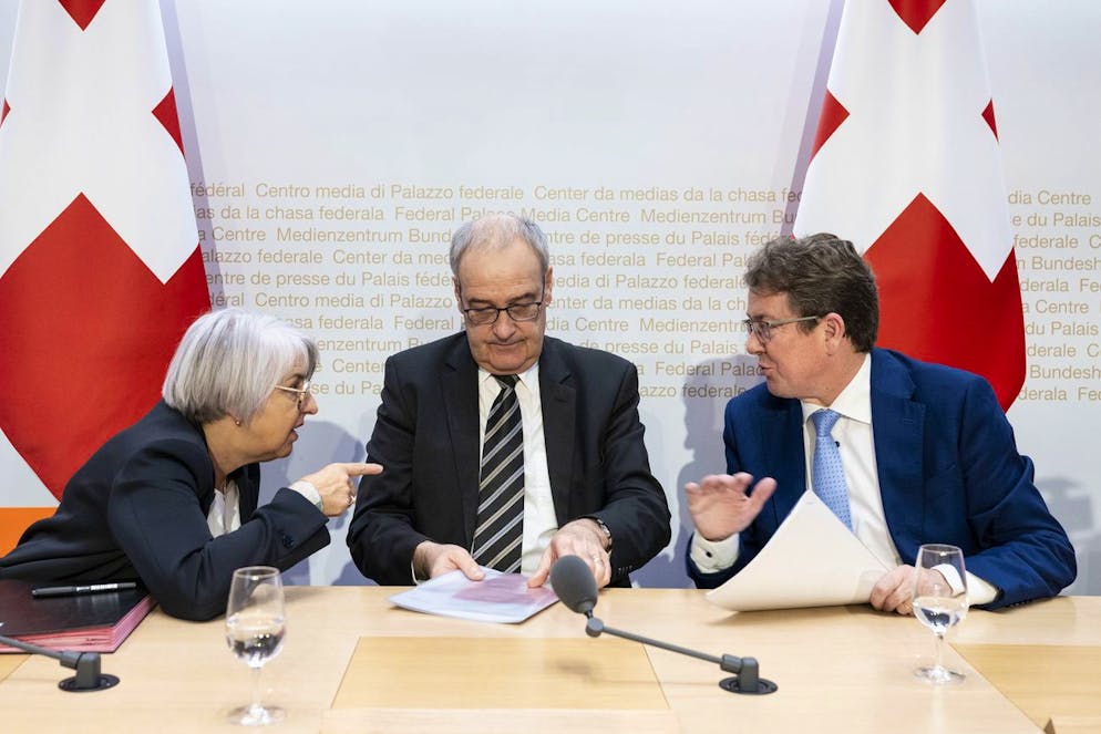 I consiglieri federali Elisabeth Baume-Schneider, Guy Parmelin e Albert Roesti reagiscono ai risultati delle votazioni odierne.