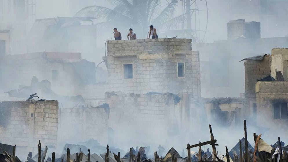 Secondo i pompieri, le case bruciate ospitavano circa 2000 famiglie.