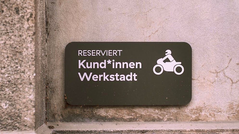 L'asterisco inclusivo non viene utilizzato soltanto sui testi dell'amministrazione, ma in questo caso anche sulla targa di un parcheggio per le moto.