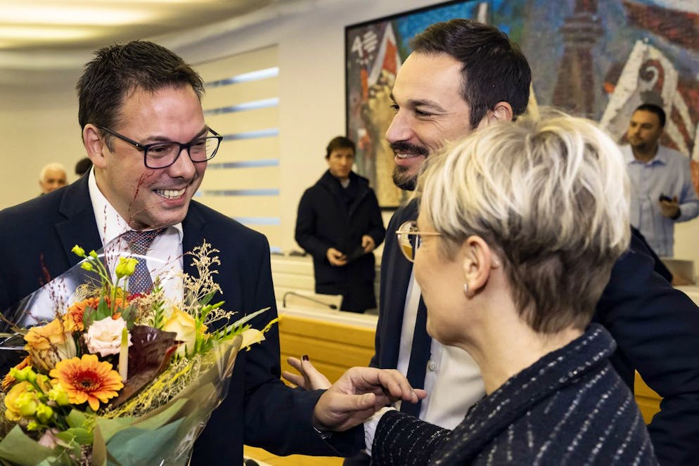 Stéphane Theurillat freut sich mit Martial Courtet und Rosalie Beuret, beide bereits Mitglieder des jurassischen Regierungsrats, über seine Wahl in die Exekutive des Kantons.