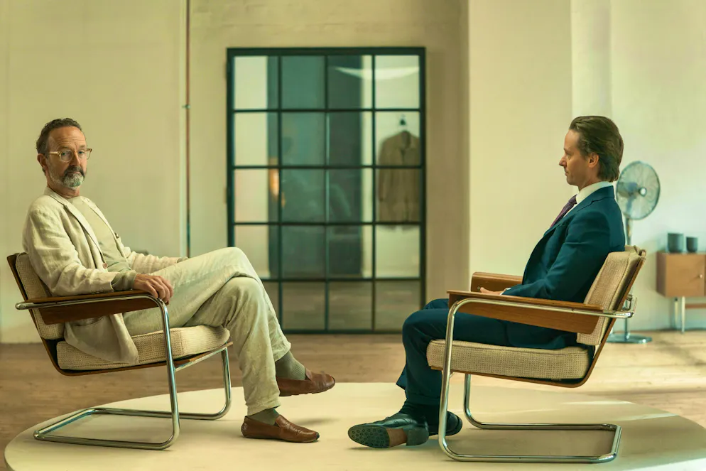 Björn (Tom Schilling) learns important life lessons from Coach Breitner (Peter Jordan, left).