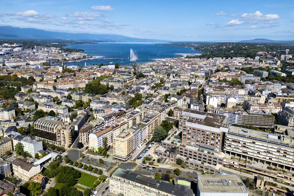 Vue aerienne des immeubles d'habitations de la ville de Geneve autour de la rade, du jet d'eau et du lac Leman, ce mardi 10 septembre 2024 a Geneve. (KEYSTONE/Salvatore Di Nolfi)