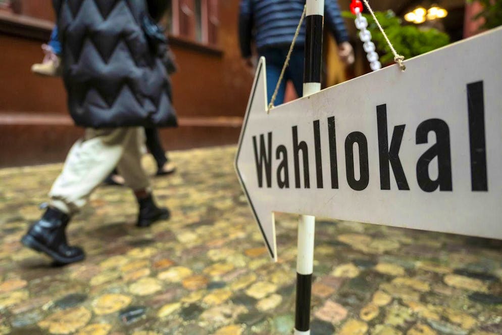 A signpost to the polling station at Basel City Hall on Sunday, November 24, 2024 (KEYSTONE/Georgios Kefalas)