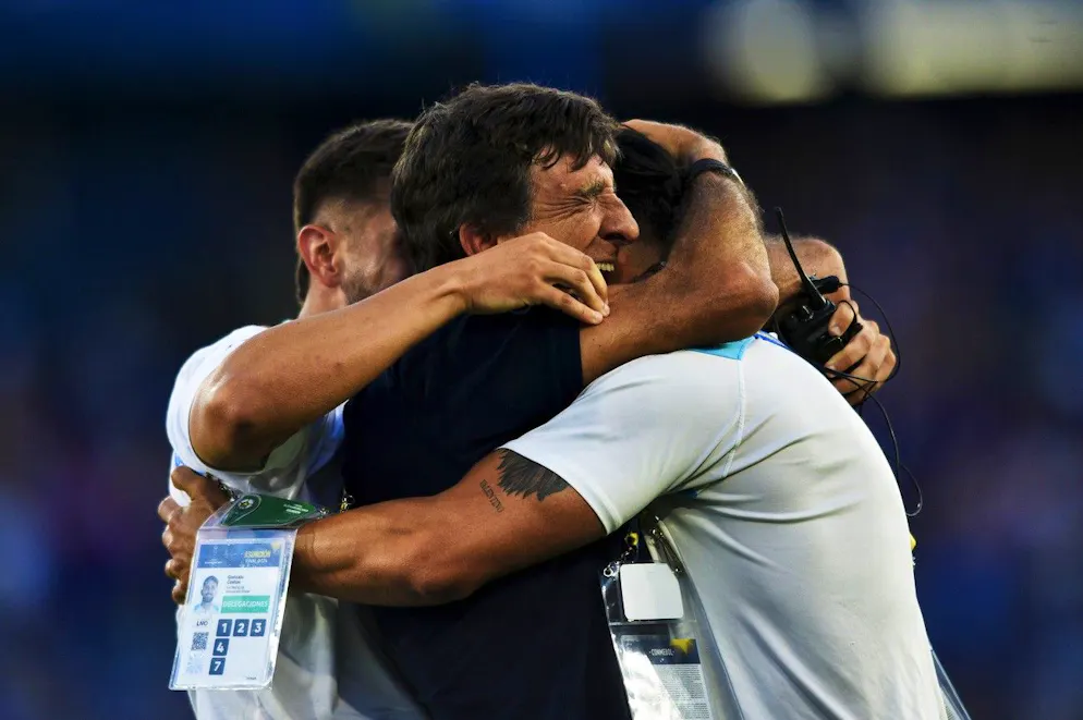 L'entraîneur Gustavo Costas du Racing Club d'Argentine célèbre avec des membres de l'équipe après que Roger Martinez a marqué le troisième but de son équipe