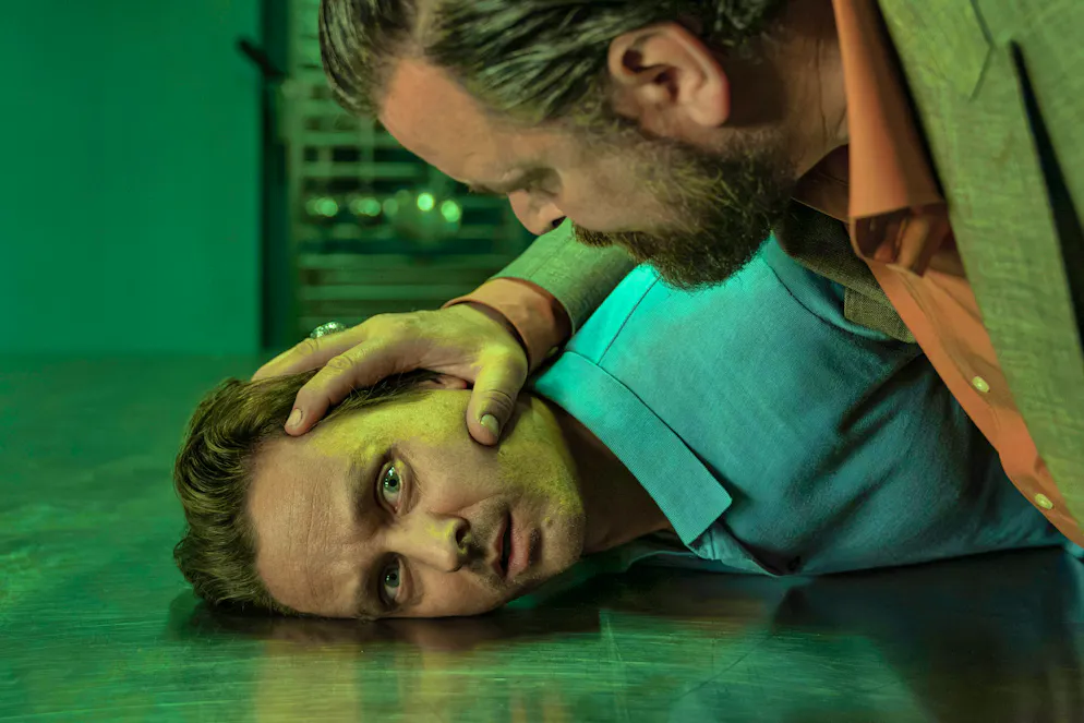 Lawyer Björn (Tom Schilling) knows only too well that Godfather Dragan (Sascha Geršak, right) is no joke.