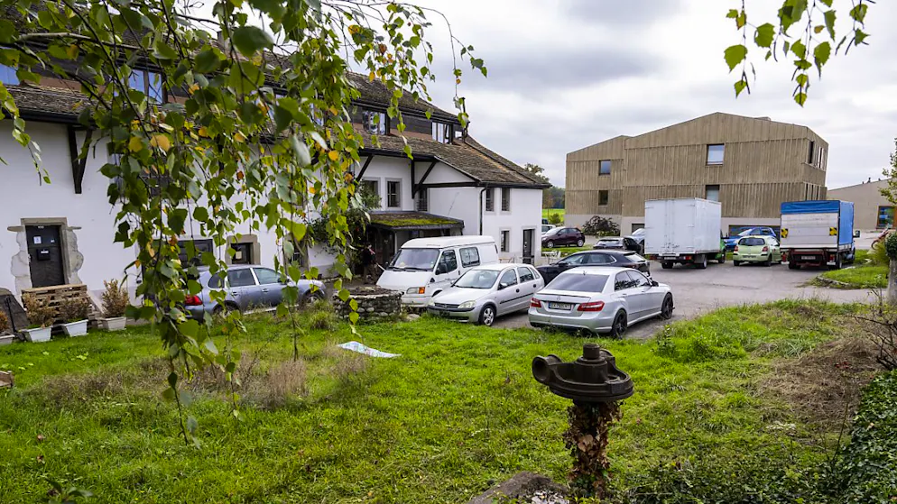 Un petit immeuble de neuf appartements destinés aux personnes âgées était projeté à la place de cette ancienne ferme, à côté du foyer Astural en arrière-plan. Le crédit prévu a été refusé dimanche dans les urnes (archives).
