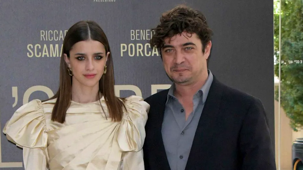 Dopo «Belve». Benedetta Porcaroli: «Non mi distraete che sto stirando». Frecciatina a Scamarcio?