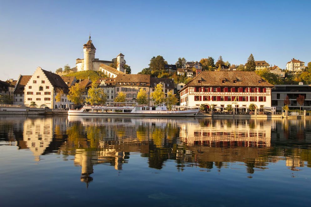 Blick von Feuerthalen ZH über den Rhein auf das Wahrzeichen von Schaffhausen, den Munot und auf das Restaurant Güterhof, am Mittwoch, 10. Oktober 2018. (KEYSTONE/Melanie Duchene)