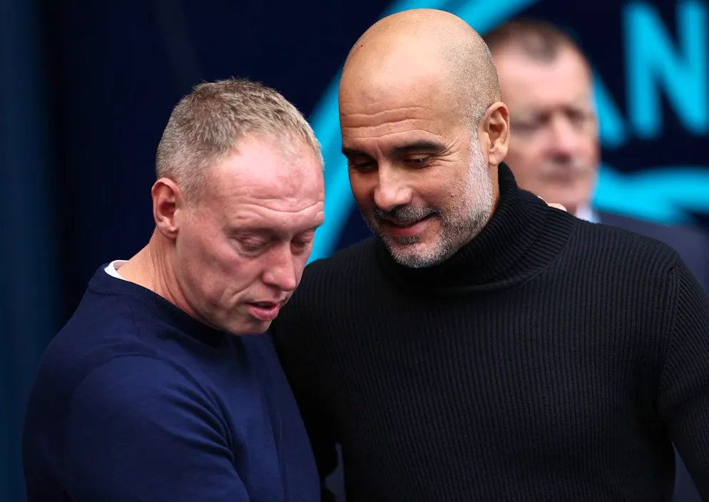 Steve Cooper (gauche) et Pep Guardiola (droite) 