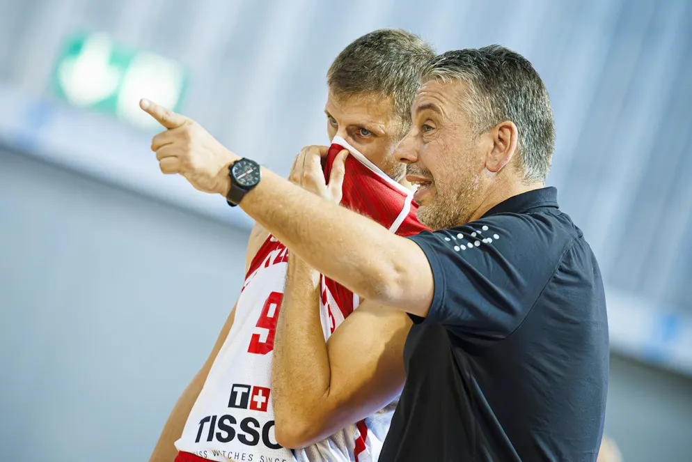 Ilias Papatheodorou donne des consignes à Roberto Kovac 