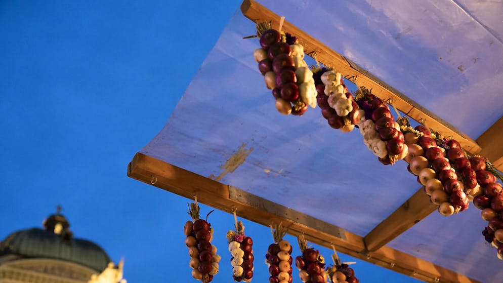 La masse d'oignons qui a fondu sur Berne lundi à l'occasion de la foire éponyme est trompeuse: cette année, la récolte de ce légume a été maigre en Suisse.