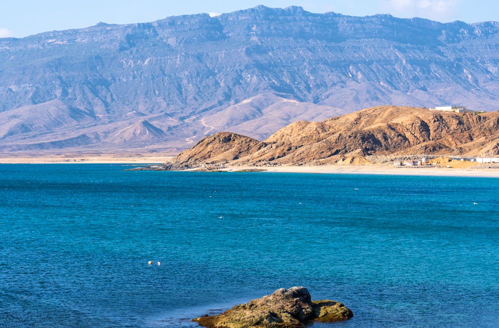 Reisebericht Oman. Die Gegend um Salalah ist beeindruckend gesäumt von Gebirgsketten. 