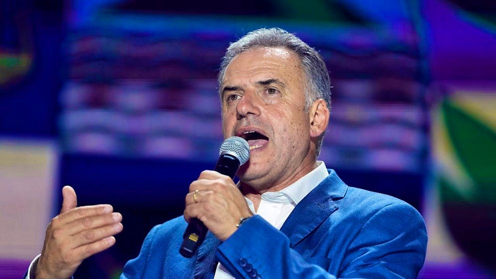 Yamandú Orsi, candidate of the Broad Front (Frente Amplio), speaks to his supporters after winning the presidential run-off. Photo: Natacha Pisarenko/AP/dpa