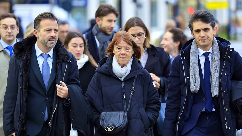 Gisele Pélicot, escortée de ses avocats, a tenu dès le début à rendre publiques les audiences et par là son affaire.