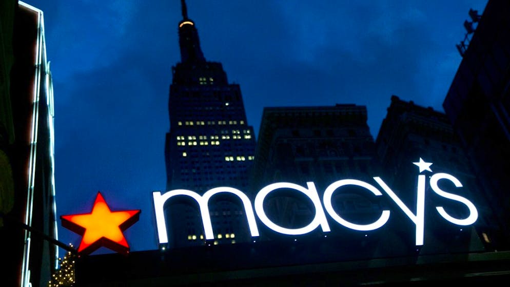 Il logo di Macy's a Manhattan con l'Empire State Building sullo sfondo.