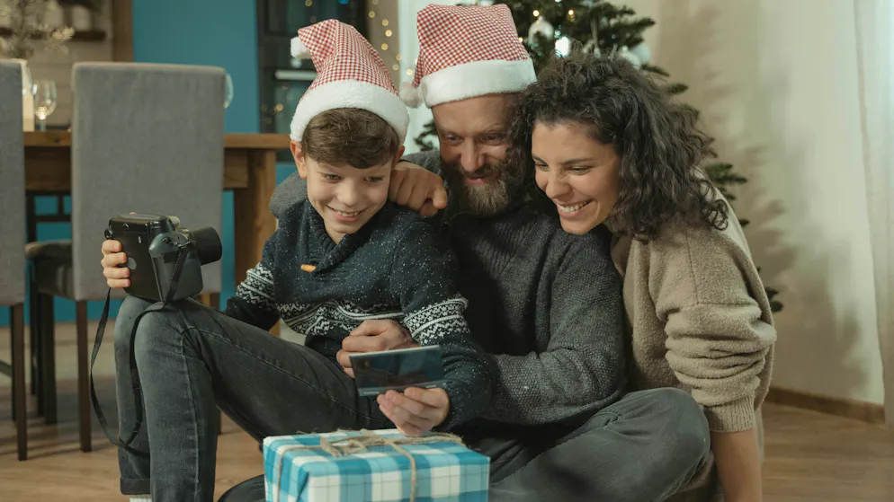 Handys sind beliebte Geschenke an Weihnachten. Mit einem Secondhand-Handy machst du deinen Liebsten eine Freude und schonst gleichzeitig die Umwelt.