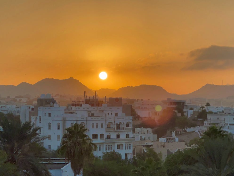 Reisebericht Oman. Nicht nur die Abendstimmung in Maskat ist schön, auch der Sonnenaufgang über den Bergen lässt sich sehen. 
