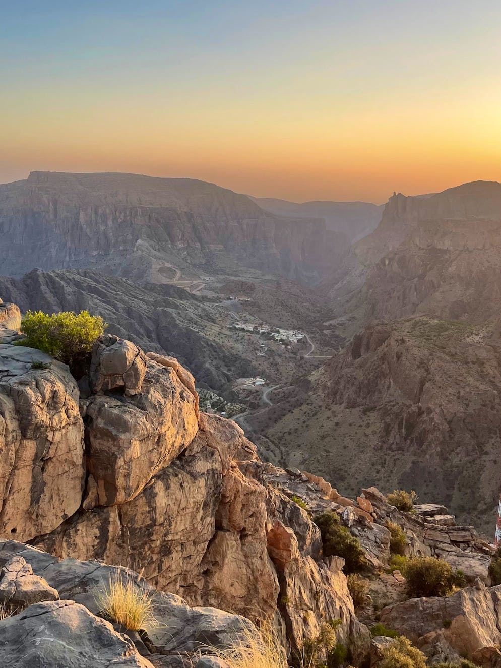 Reisebericht Oman. Eine Aussichtsplattform wurde an der Stelle errichtet, wo einst auch Lady Diana ihren Blick über die Felsformationen schweifen liess.
