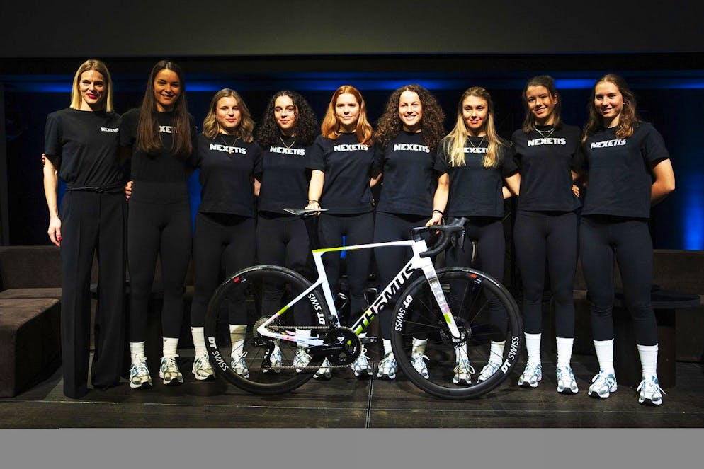 Les coureuses et le staff de l'équipe Nexetis lors de la présentation lundi à Zurich.