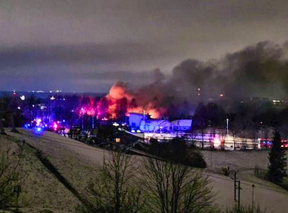 Un grand incendie au sol témoigne de l'accident.