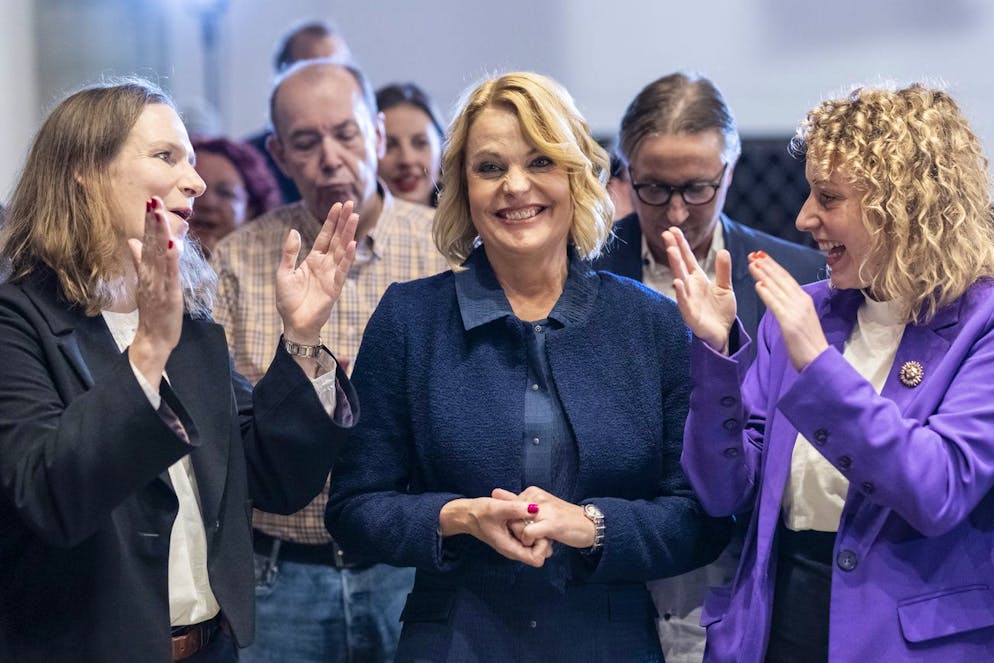 La socialiste Marieke Kruit (au centre) est arrivée largement en tête dimanche dans l'élection à la mairie de la Ville de Berne, sans toutefois atteindre la majorité absolue. 