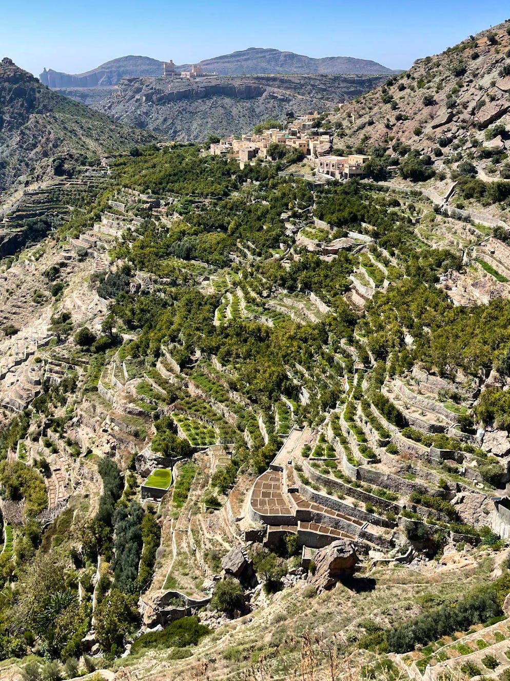 Reisebericht Oman. Die sogenannten «Hanging Terraces» sind ein spektakuläres Bild.