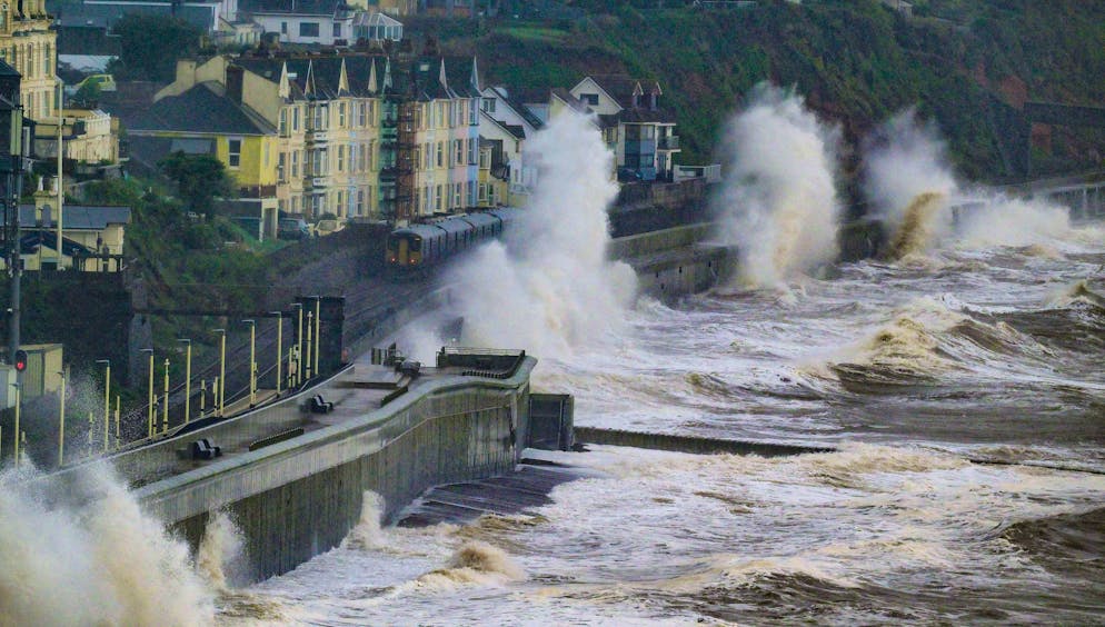 Several dead in storms in Great Britain - Gallery. The storm pushed meter-high waves against the promenade and a train in Devon (Exeter).