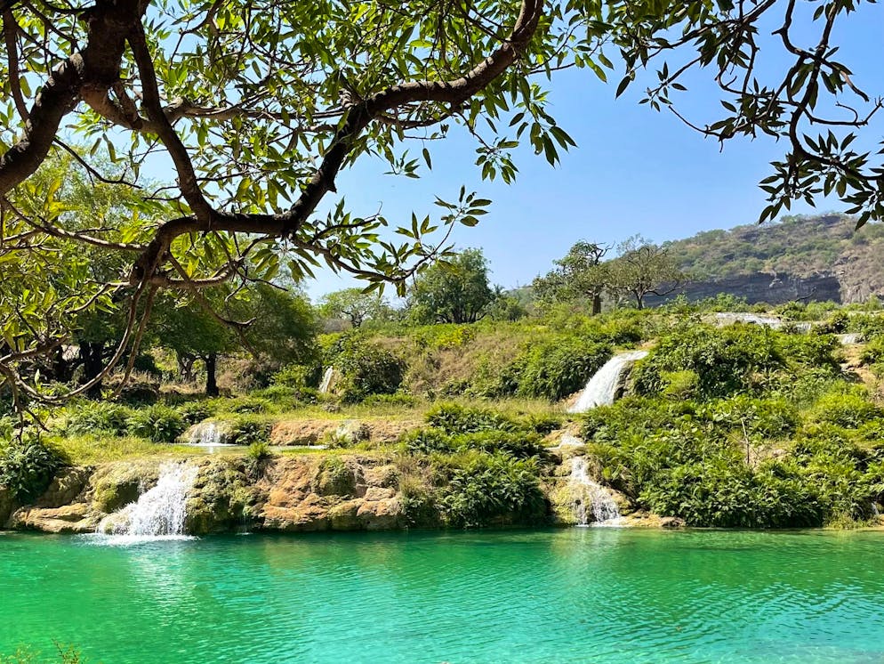 Reisebericht Oman. Das Wadi Darbat in Omans südlichem Dhofar-Gebirge ist ein Naturwunder, das jährlich unzählige Tourist*innen anzieht.