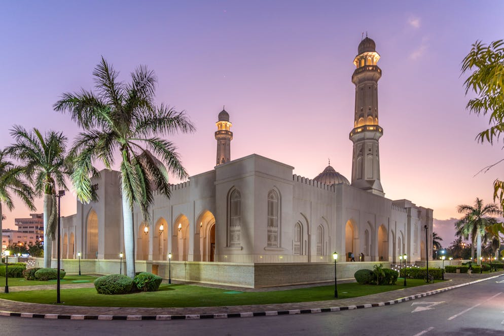 Reisebericht Oman. Die Sultan Qaboos Moschee ist ein eindrückliches Gebäude, das 2001 fertiggestellt wurde.