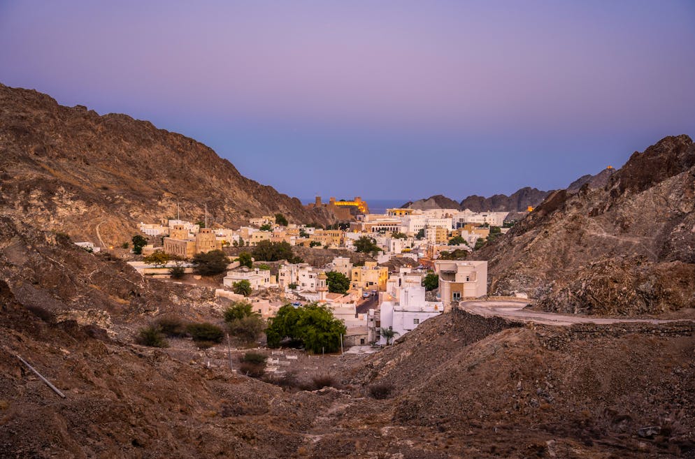 Reisebericht Oman. Maskat ist eingebettet in die bergige Beschaffenheit des Landes. 