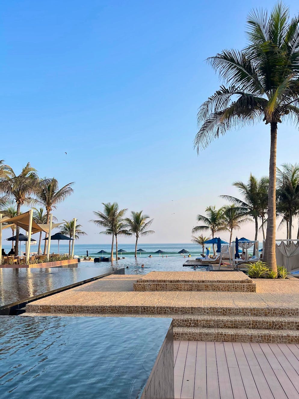 Reisebericht Oman. In Salalah findet sich das Al Baleed Resor by Anantara. Der Infinitypool eröffnet einen tollen Blick auf das tosende Meer. 