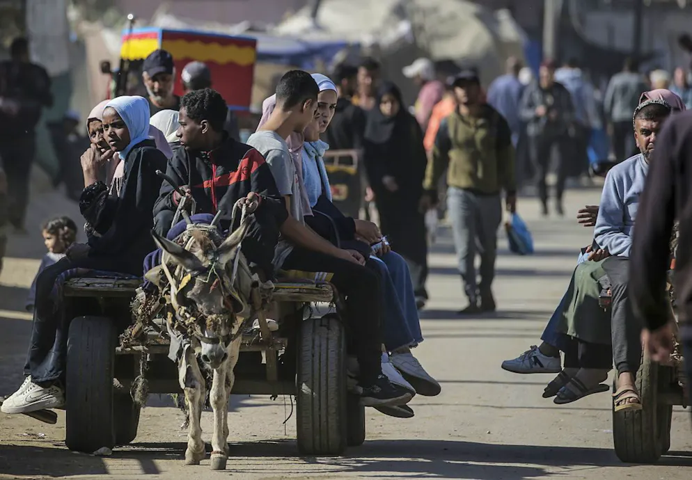 Des Palestiniens déplacés à l'intérieur du pays utilisent des charrettes tirées par des ânes au lieu de taxis en raison de la pénurie de carburant dans les rues de Deir Al Balah, au centre de la bande de Gaza, le 20 novembre 2024.