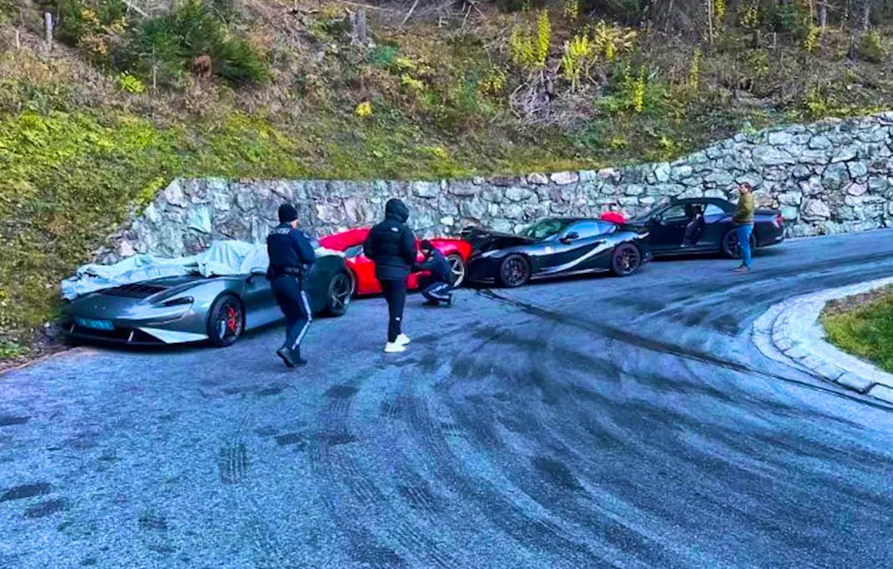 Le quattro auto sportive coinvolte nell'incidente.