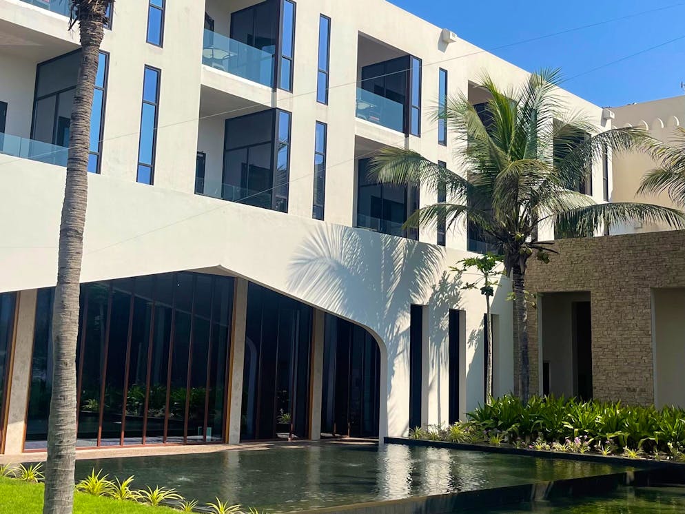 Reisebericht Oman. Die Gebäude der Anlage sind im typischen Stil des Landes gehalten. 