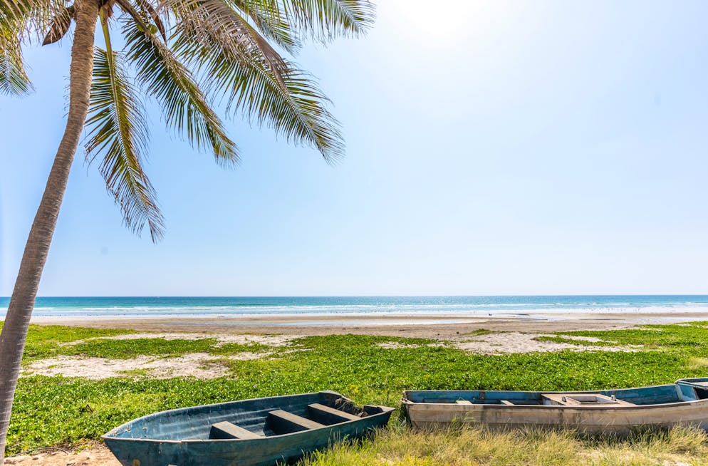 Reisebericht Oman. An den Strandabschnitten lässt es sich im Süden Omans wunderbar baden, wenn sich die Wellen nicht gerade angsteinflössend hoch auftürmen. 