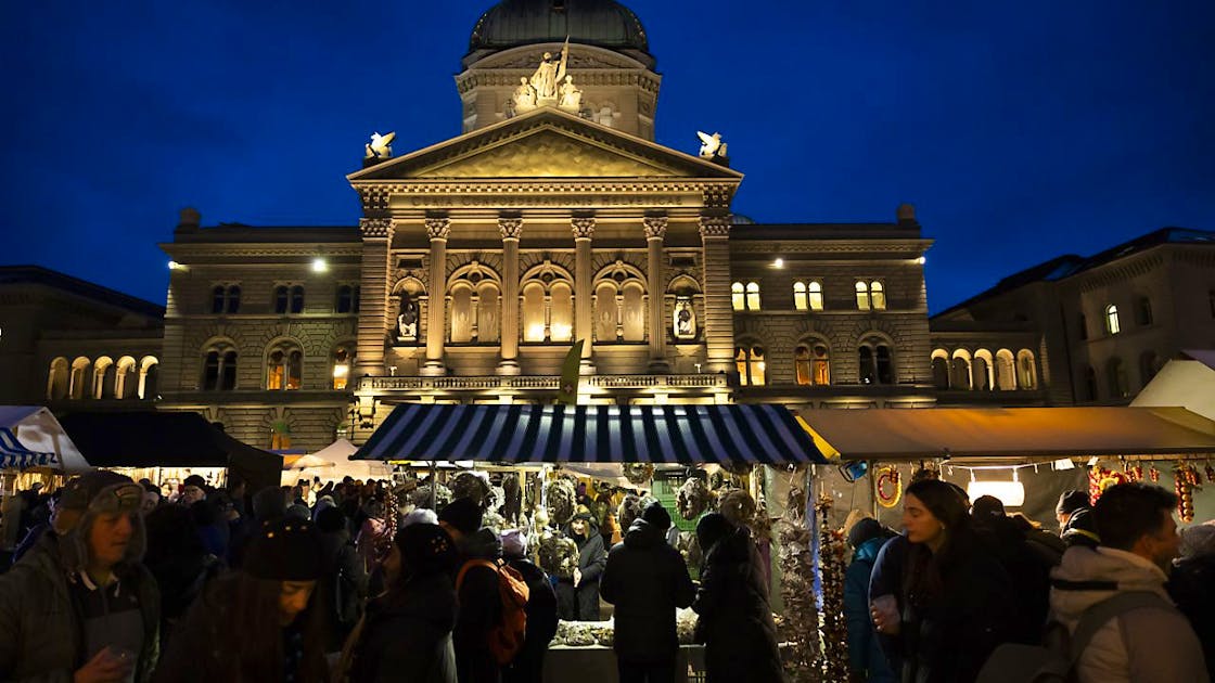 Onions and confetti battle: Zibelemärit attracts the masses to Bern