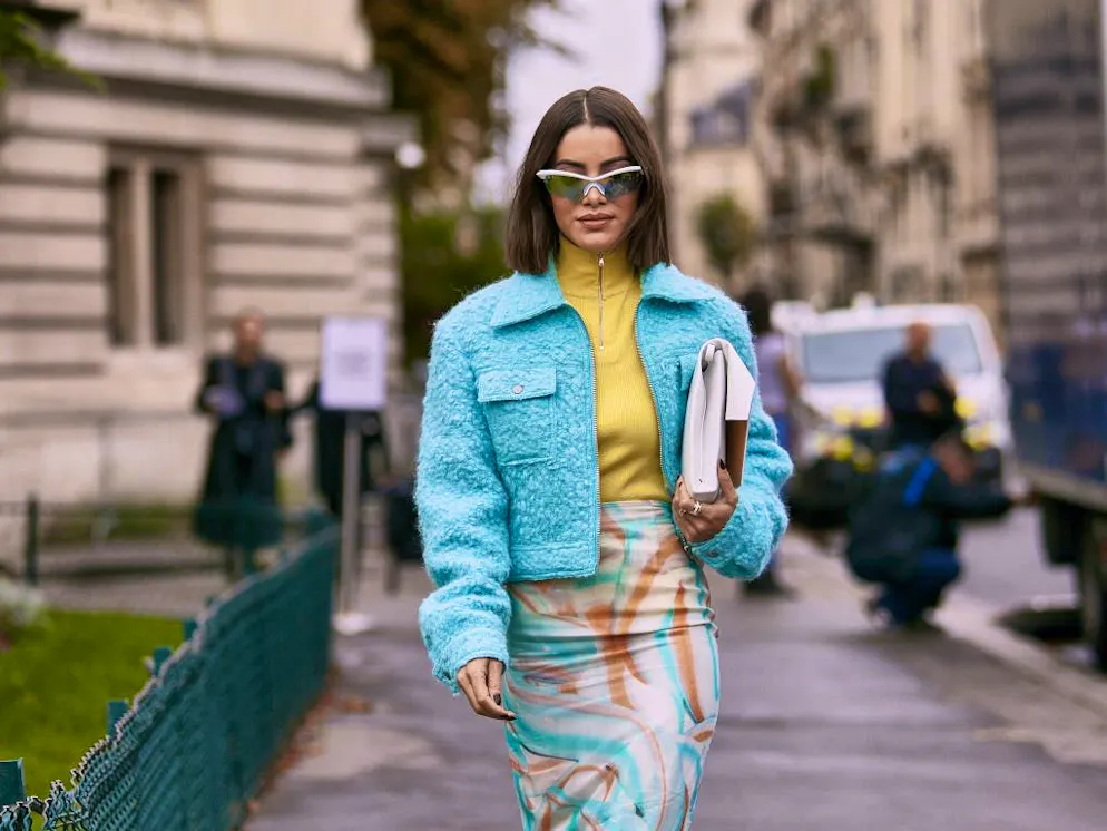 I colori intensi hanno dominato negli ultimi anni, guidati da tendenze come il dopamine dressing e il barbiecore. Nel 2024 vedremo già un ritorno a palette più sobrie e naturali.