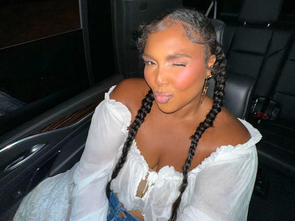 Lizzo a partagé sur Instagram des photos et une vidéo d'elle sur la banquette arrière d'un SUV.