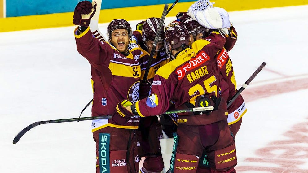 Les Grenat fêtent leur succès avec leur portier Antti Raanta, qui a suppléé Robert Mayer après moins de dix minutes de jeu.