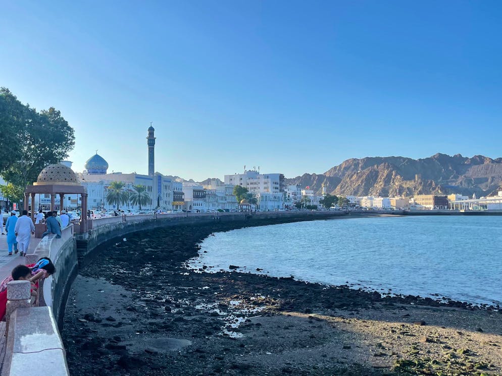 Reisebericht Oman. Der befestigte Weg am sichelförmigen Ufer ist geschmückt mit kunstvollen Pavillons. Immer mit Blick aufs Meer und die Berge.