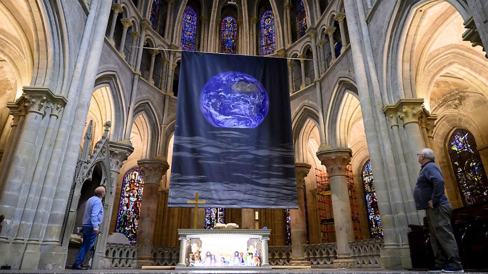 Une Terre géante a été suspendue dans la Cathédrale de Lausanne.