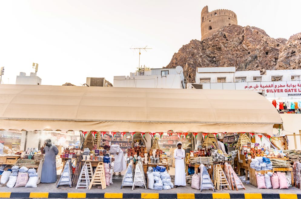Reisebericht Oman. An den Ständen gibt es neben viel Weihrauch und Lampen auch Rosenöl, Datteln, Kleider oder Gewürze zu kaufen. 