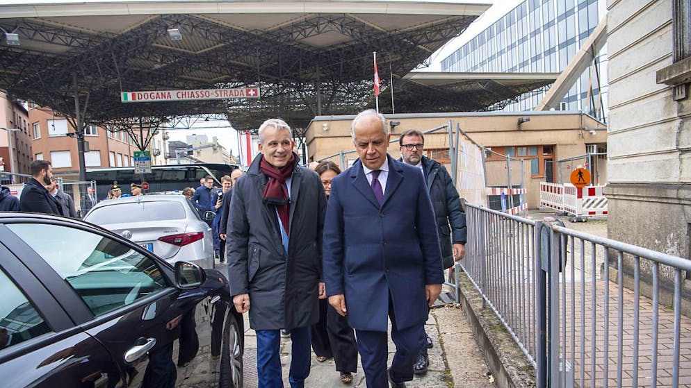 Il consigliere federale Beat Jans e il ministro italiano Matteo Piantedosi alla dogana di Chiasso.