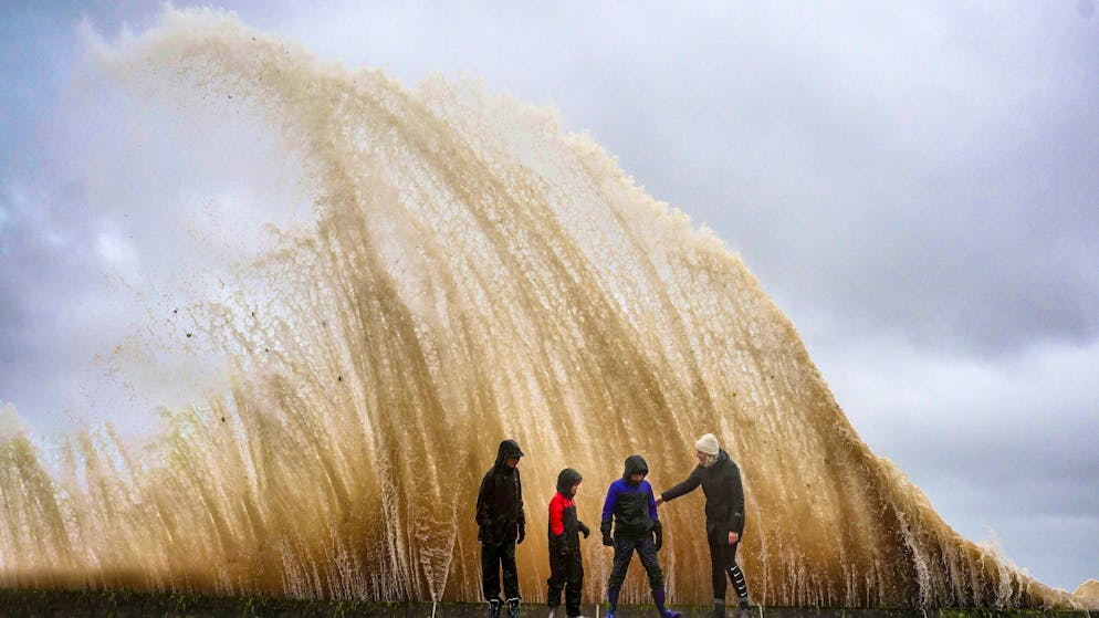 Several dead in storms in Great Britain - Gallery. The storm whipped up the sea in Dawlish (Devon).