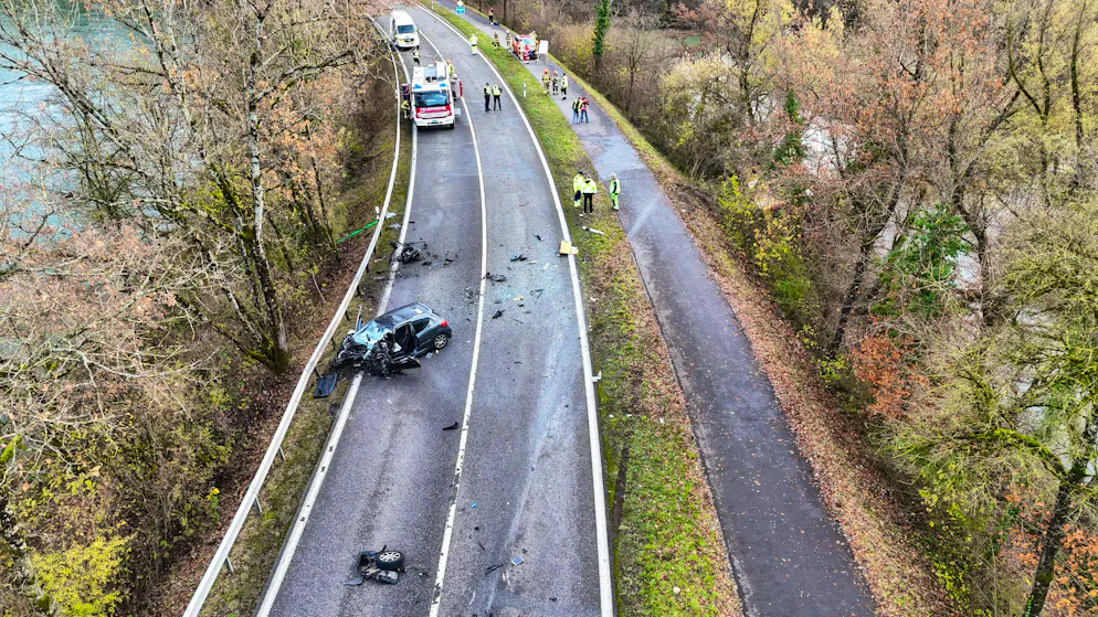 Postbus involved in accident in Koblenz AG. A car is also involved in the crash. 