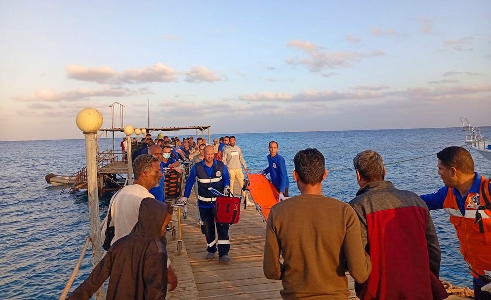 Des médecins et des personnes attendent d'éventuels survivants après le naufrage du «Sea Story» dans un port de Marsa Alam, gouvernorat de la mer Rouge, en Égypte, le 25 novembre 2024.