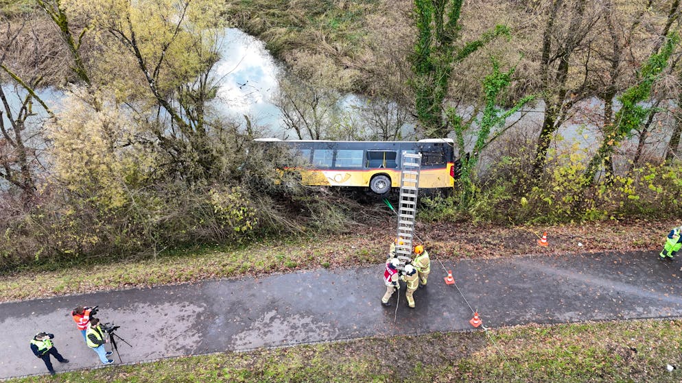 Postauto verunfallt Koblenz AG. Grosse Rettungsaktion bei Koblenz AG. 